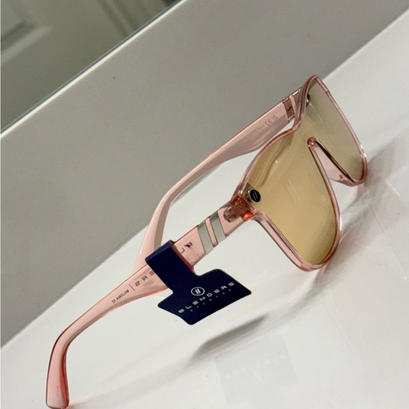 Blenders Eyewear Accessories - Rose Gold Polarized Sunglasses 🌸NIB🌸